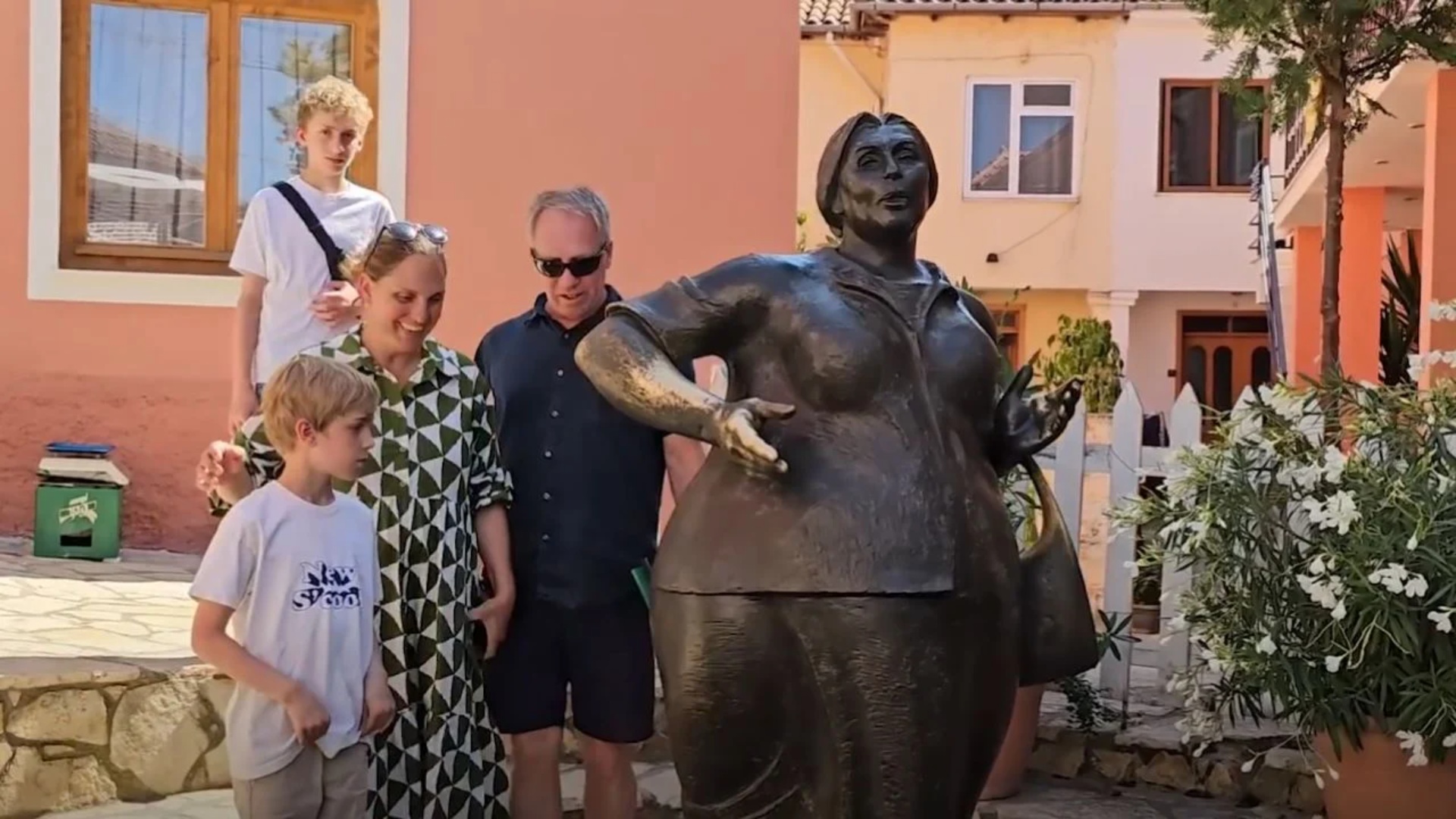 Familja nga Afrika e Jugut zgjedh Shqipërinë për pushimet verore, Rama ndan videon: “Një vend mahnitës që tanimë ka hyrë në hartën e botës turistike!”