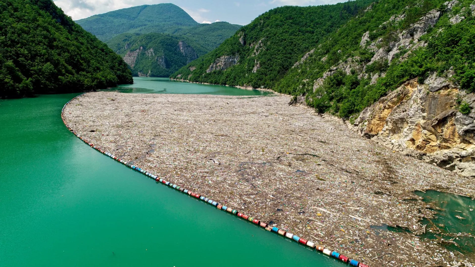 Fundoset anija, gjenden tetë trupa të mbytur në lumin Drina!