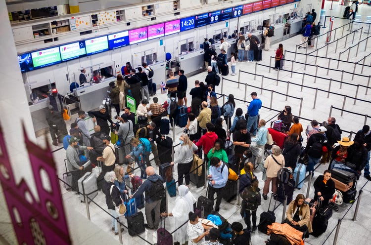 Hipi në avion dy herë pa biletë, pasagjeri bën për “ujë të ftohtë” policinë!