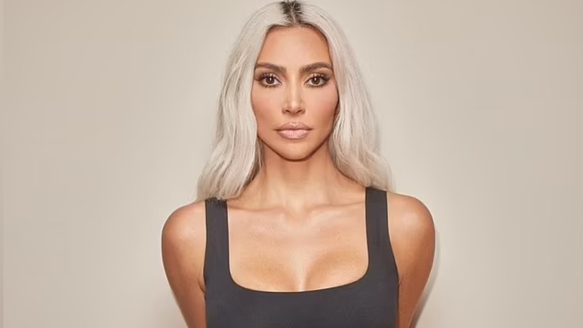 Kim Kardashian guxon sërish, shfqet me një ‘look’ të ri e duket mahnitëse!