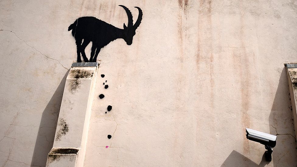 Kuptimi i muralit të ri enigmatik të Banksy-t!