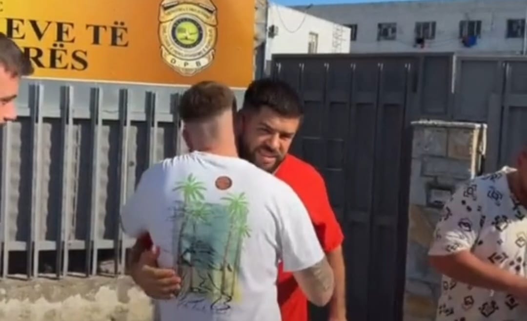 Momenti kur Noizy lihet i lirë, shokët e presin te dera e burgut! (VIDEO)