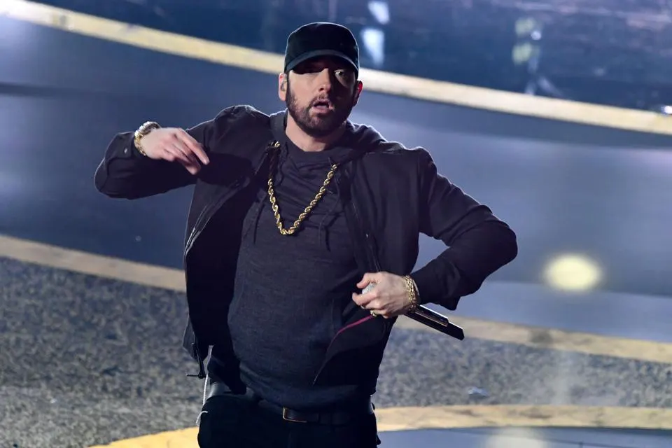 Ngjashmëri “e frikshme” me Eminem, kampioni olimpik bëhet viral në rrjet!