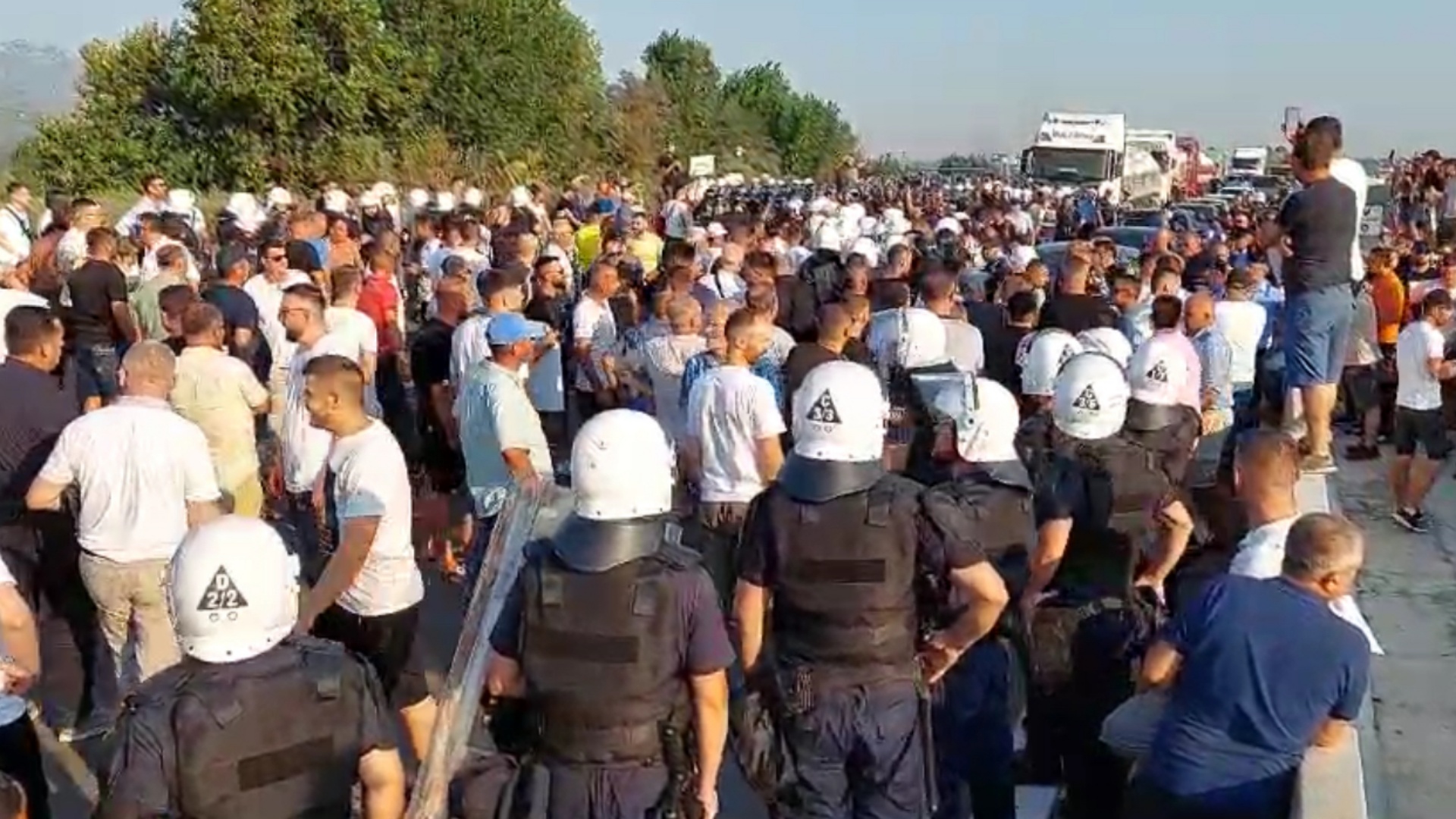 Nis protesta në Thumanë-Kashar, përplasje mes protestuesve dhe policisë.