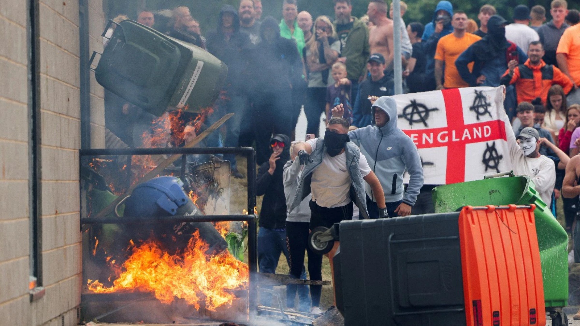 Një javë protesta të dhunshme/ Çfarë po ndodh në Britaninë e Madhe?