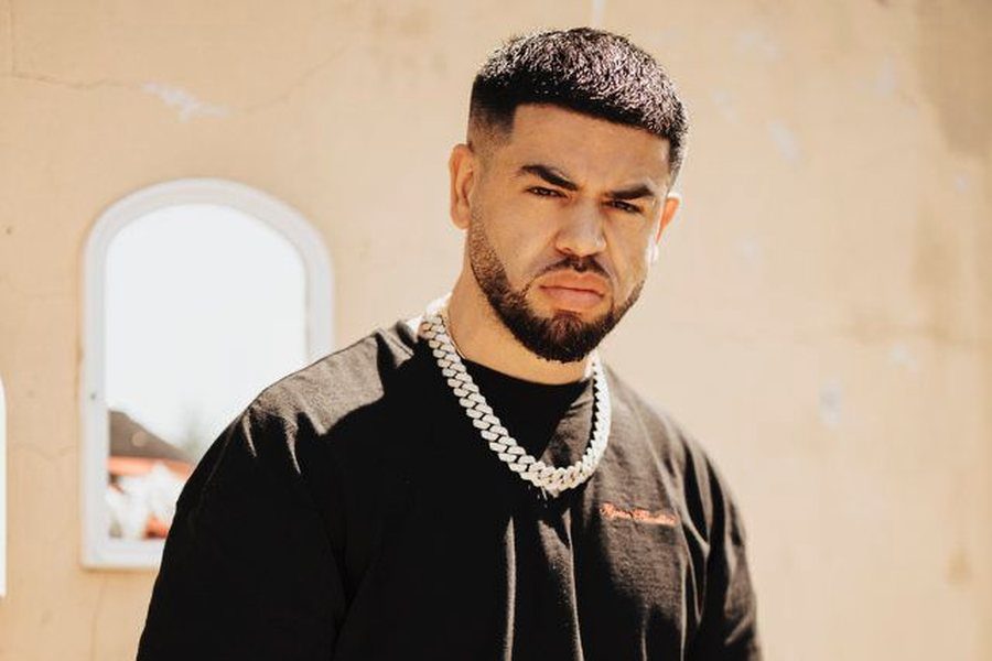 Noizy dhe 8 miqtë e tij dhunojnë fizikisht TikTok-erin e njohur