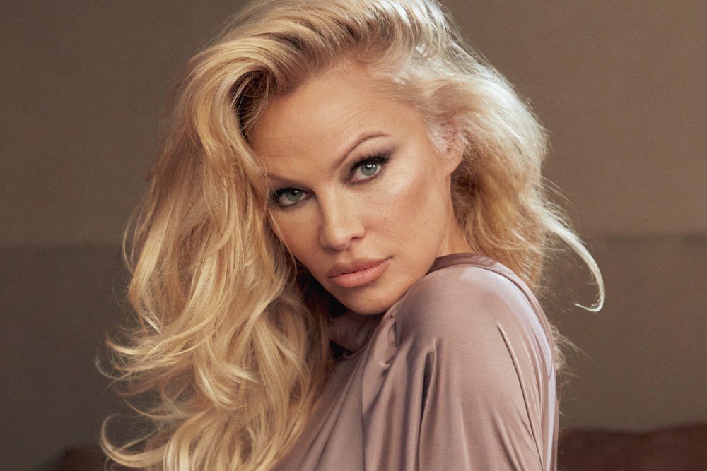 Pamela Anderson tregon se e pati të vështirë t’i lexonte ditarët e saj të vjetër!