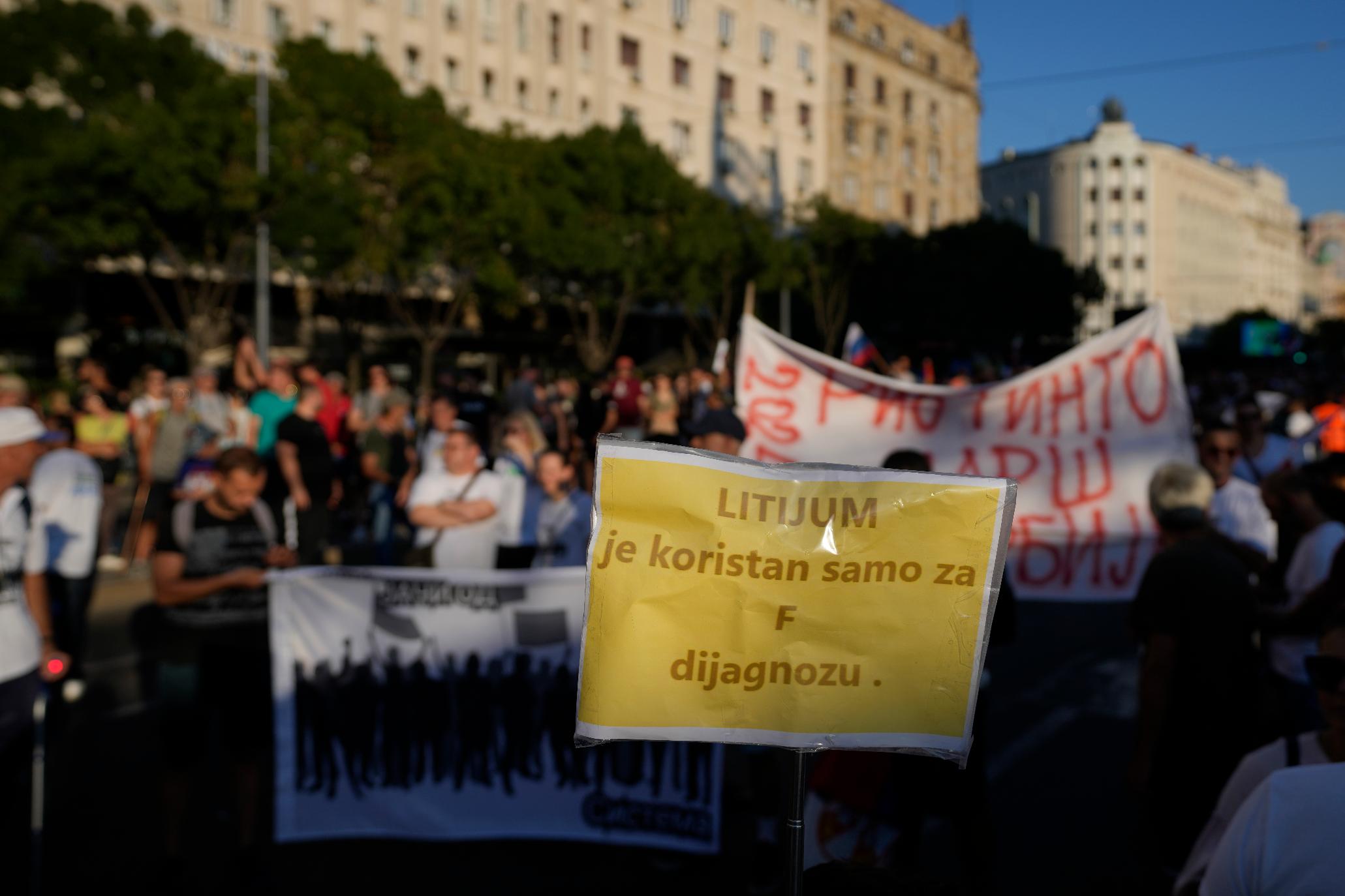 Policia serbe largon protestuesit nga dy stacione hekurudhore në Beograd!