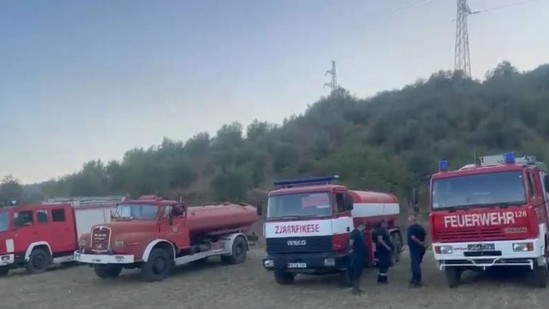 Prej disa orësh ekipet e zjarrfikësve në luftë me flakët, shuhen vatrat e zjarrit në fshatin Valas të Elbasanit!