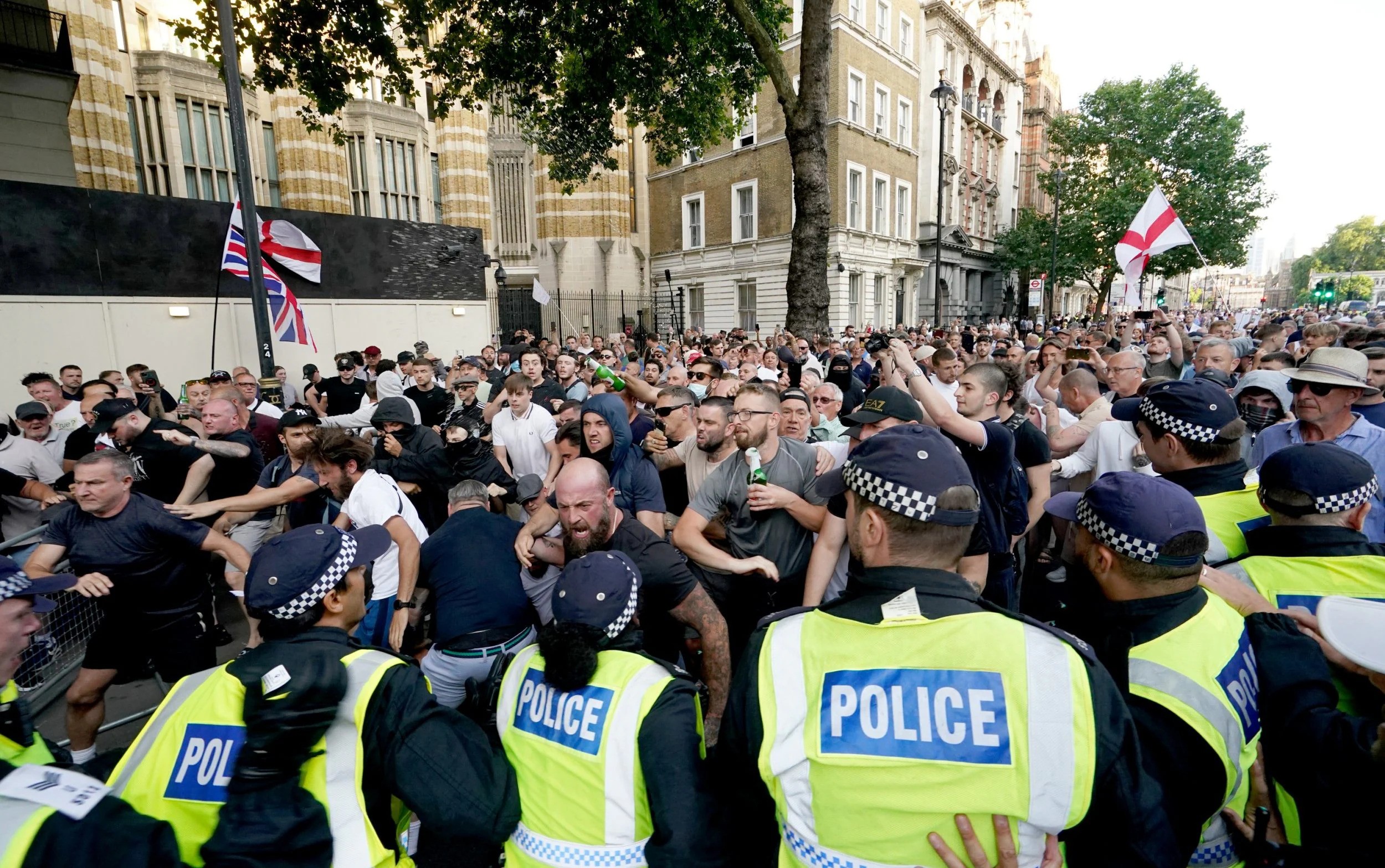 Protesta të dhunshme e arrestime në Britani pas sulmit me tre viktima!