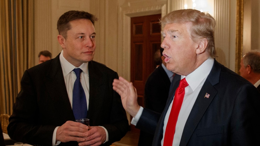 Punëtorët e industrisë së automjeteve padisin Donald Trumpin dhe Elon Musk!