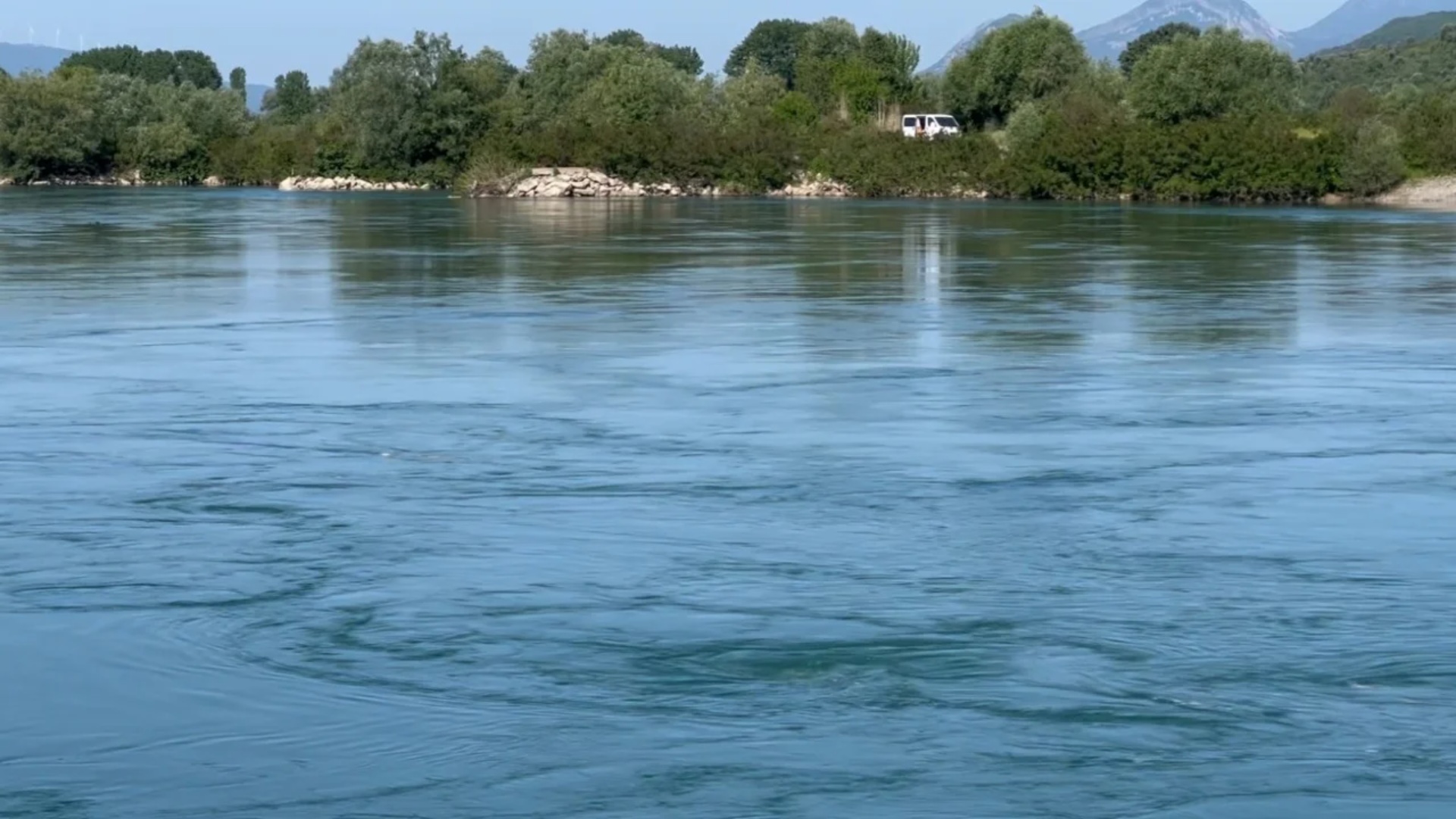 Shmanget një tjetër tragjedi në lumin Buna, 49-vjeçari tentoi t’i jepte fund jetës duke u hedhur nga ura!