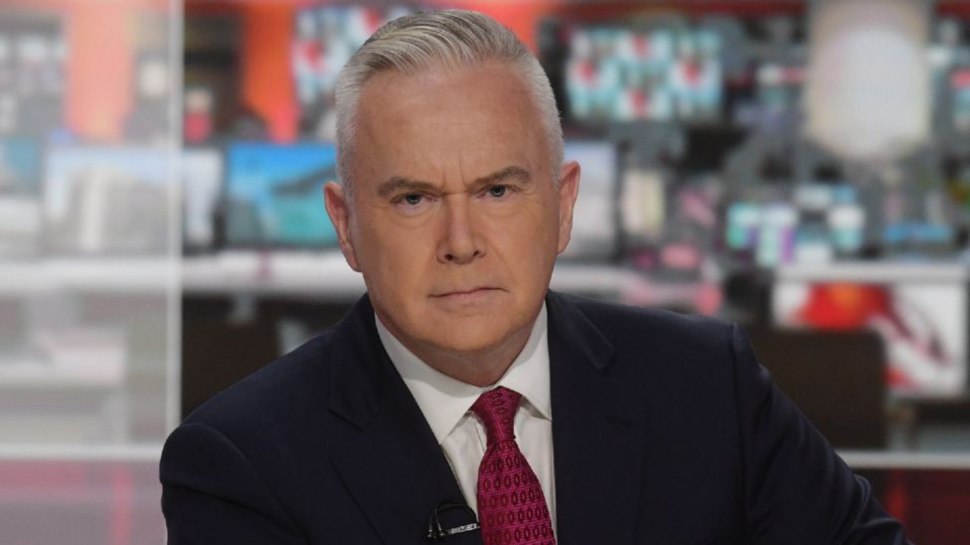 Skandali me fotot e pahijshme të fëmijëve, BBC i kërkon prezantuesit Huw Edwards t’i kthejë rrogat mbrapsht!