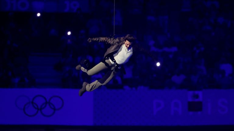 Spektakolare, Tom Cruise mbyll Olimpiadën me një hedhje nga çatia e “Stade de France”!