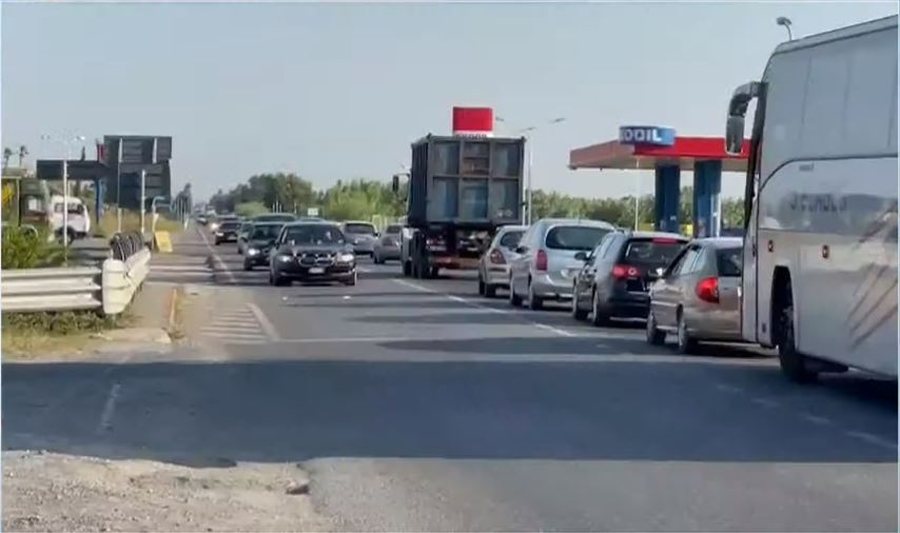 Trafik i rënduar në Lezhë/ Fundjava bllokon rrugët, fluksi arrin kulmin, situata më problematike në superstradën Milot-Balldre!