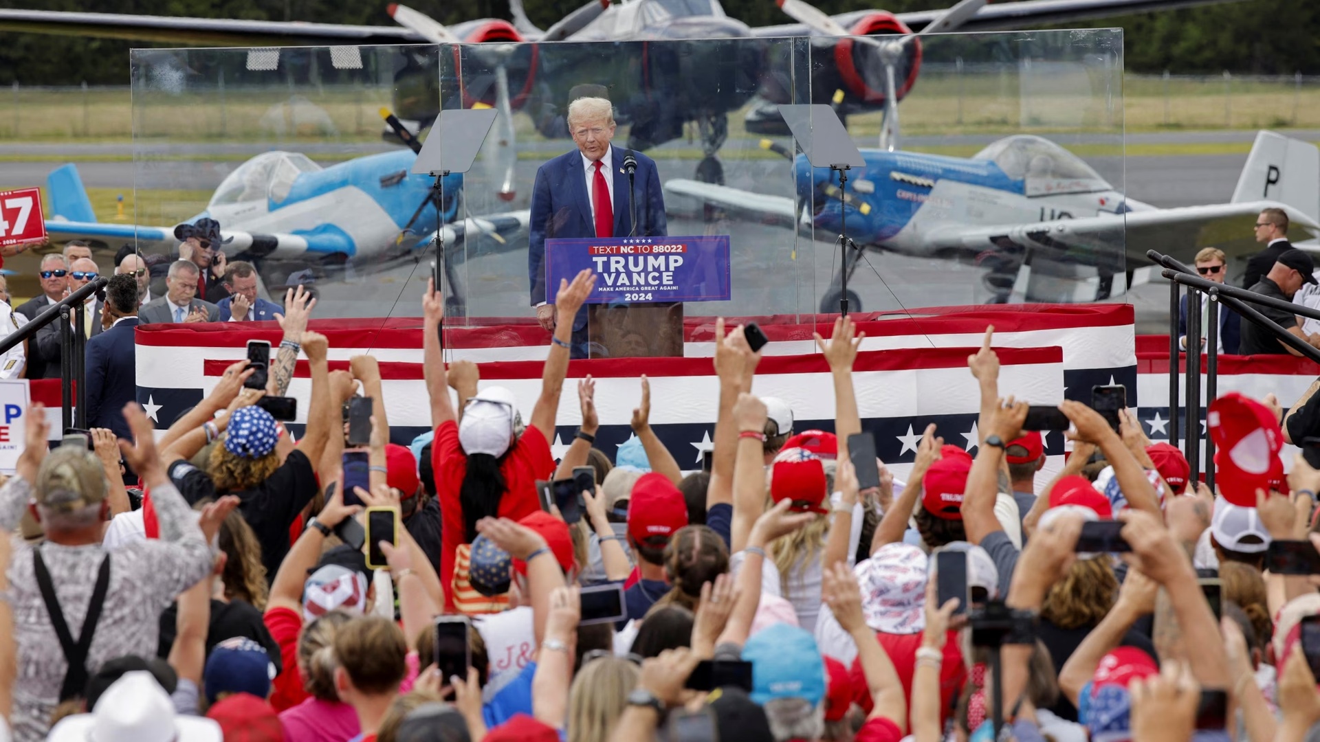 Tubimi i parë i Trump në ambient të hapur pas atentatit, ish-presidenti lë podiumin me xham antiplumb për të…