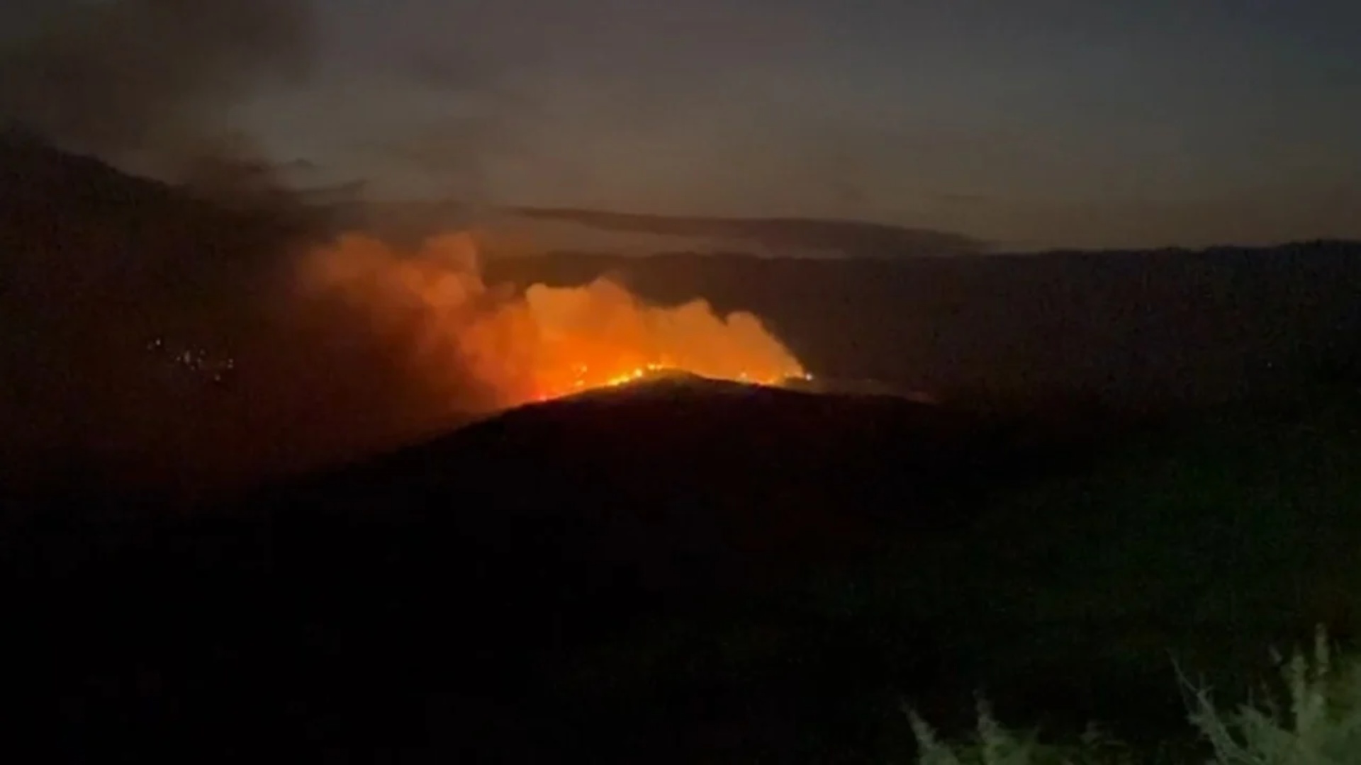 U rrezikuan 4 fshatra në Gjirokastër/ Pas disa orëve luftë me flakët, vihen nën kontroll vatrat!