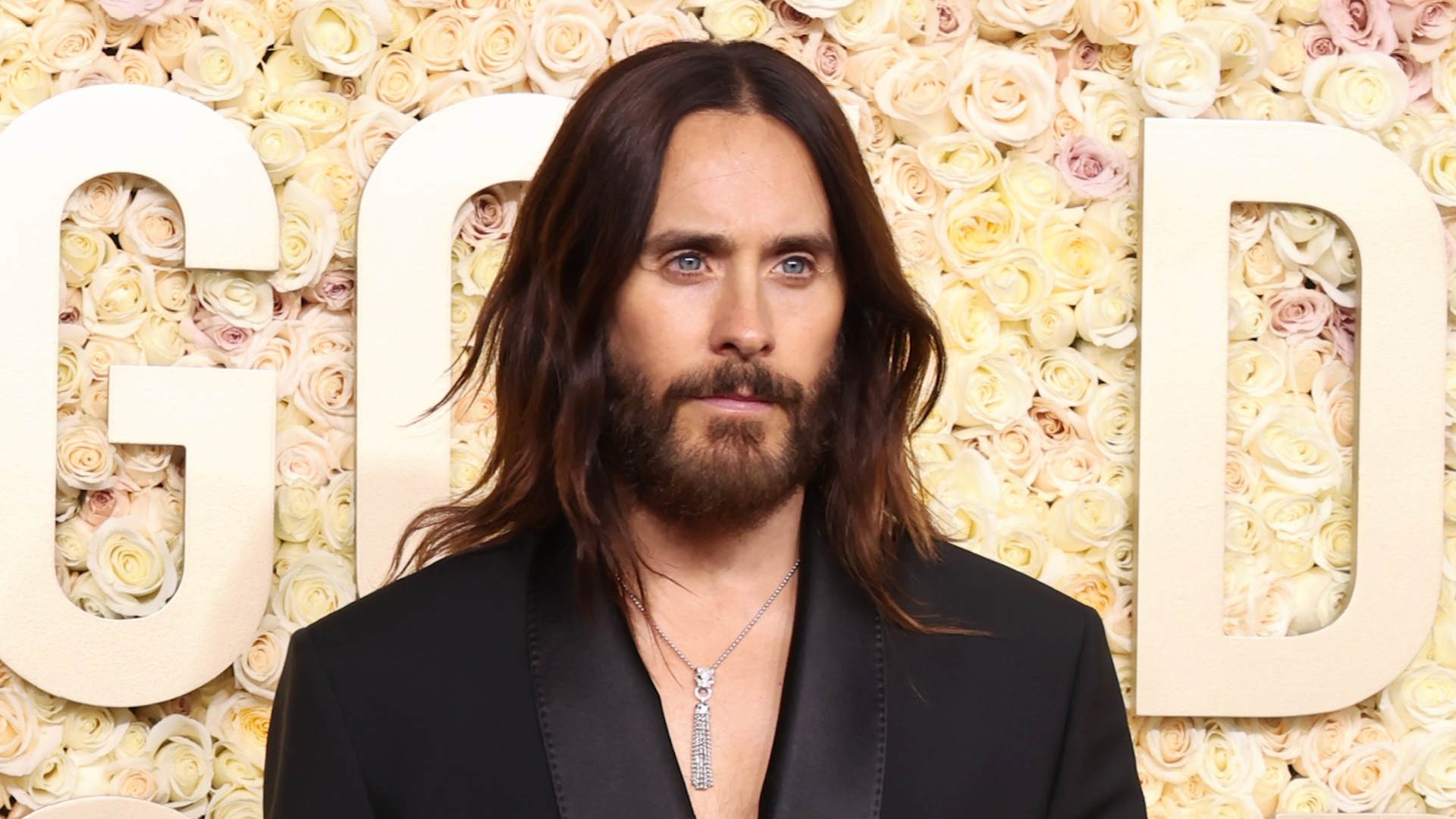 Aktori i njohur Jared Leto del shëtitje në qytet por vëmendjen më të madhe e marrin shapkat e tij të çuditshme!