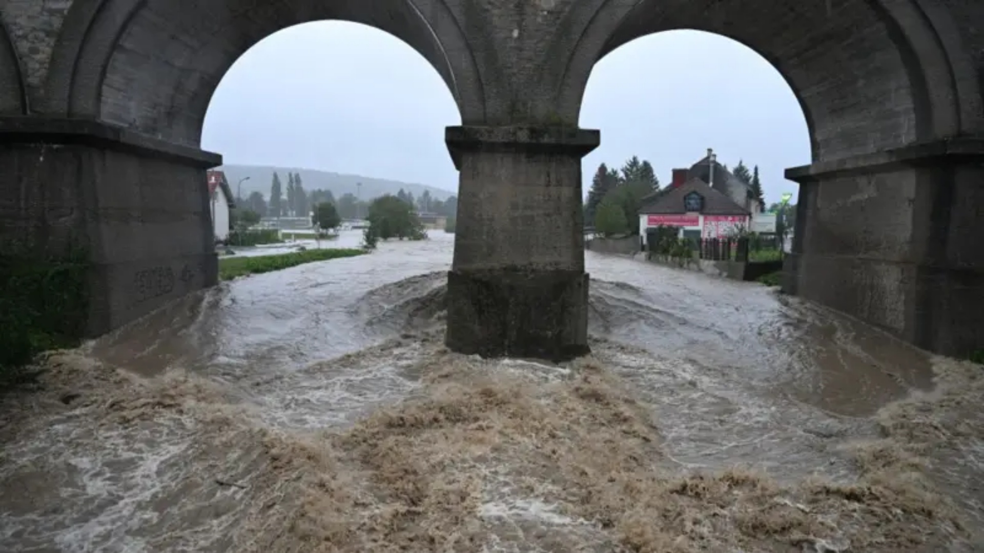 Budapesti përfundon “nën ujë”, Danubi del nga shtrati pas reshjeve masive