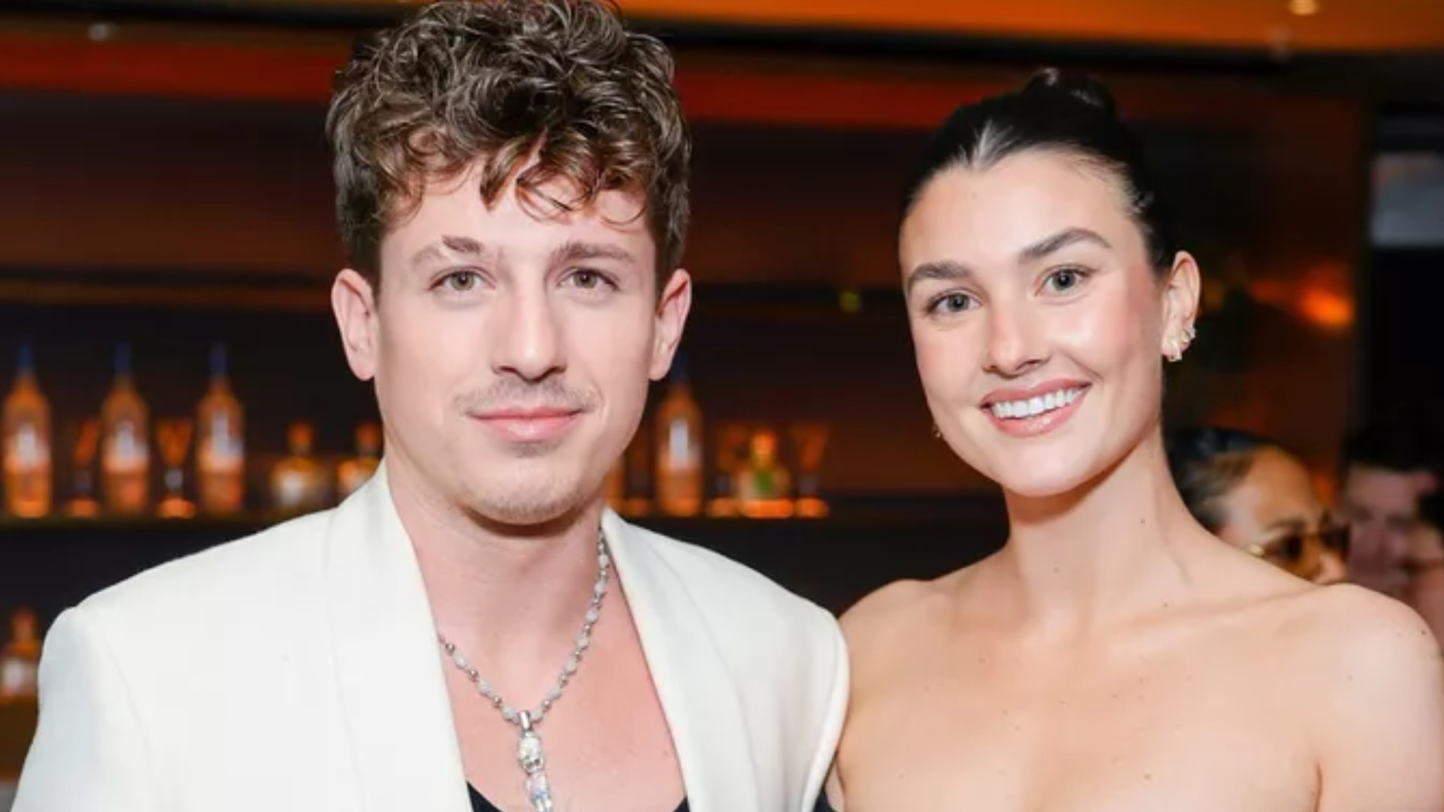 Charlie Puth i jep fund beqarisë në një ceremoni private!