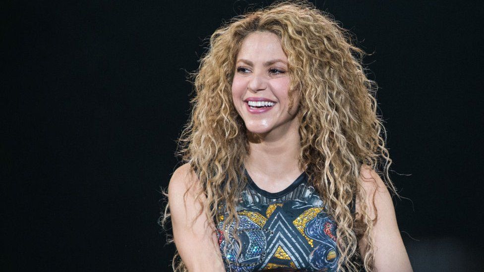 Dikush përpiqet ta filmojë poshtë fustanit, Shakira detyrohet të largohet nga skena (Video)