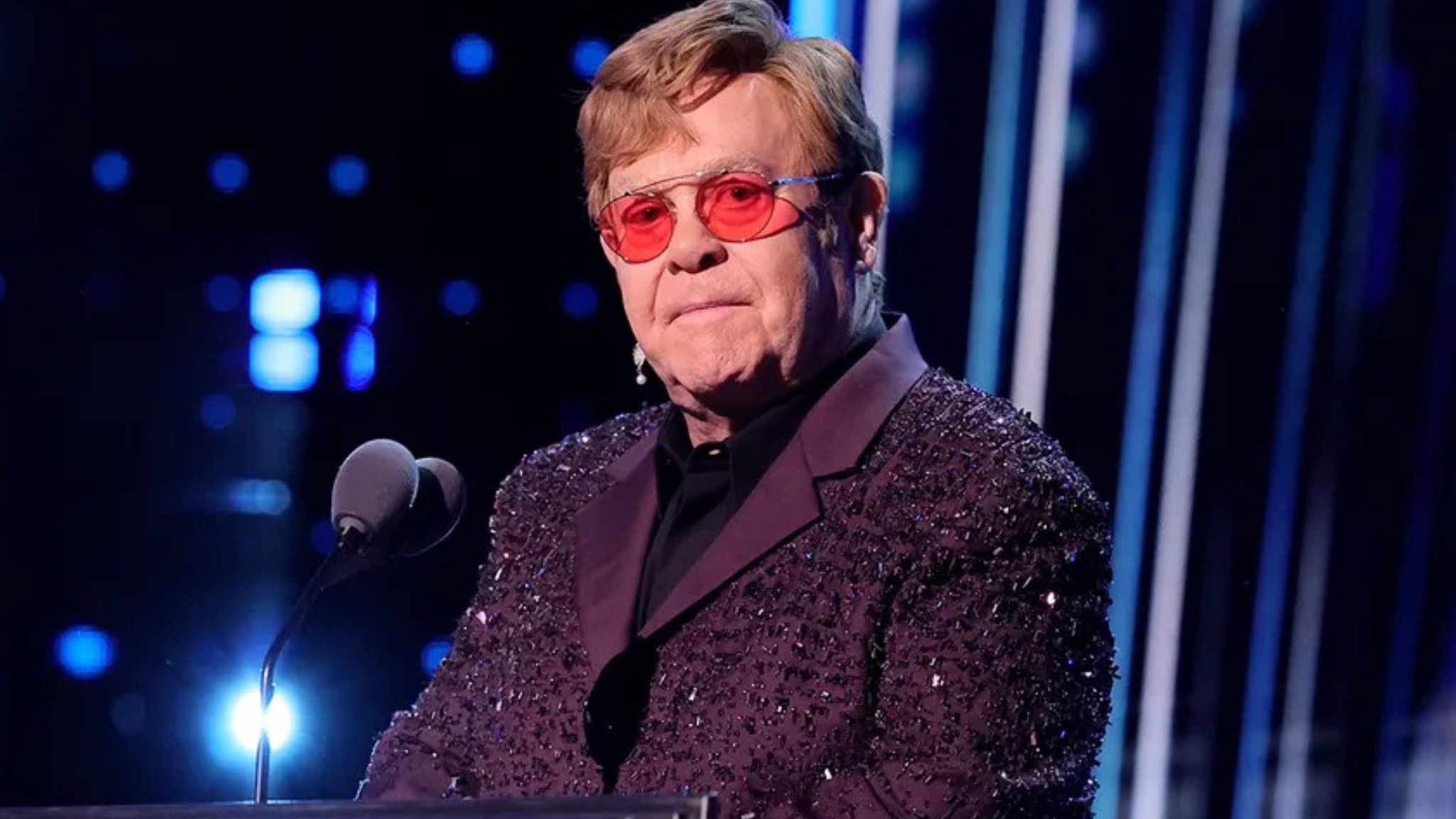 Elton John humb shikimin?! Zbuloni çfarë ka ndodhur!