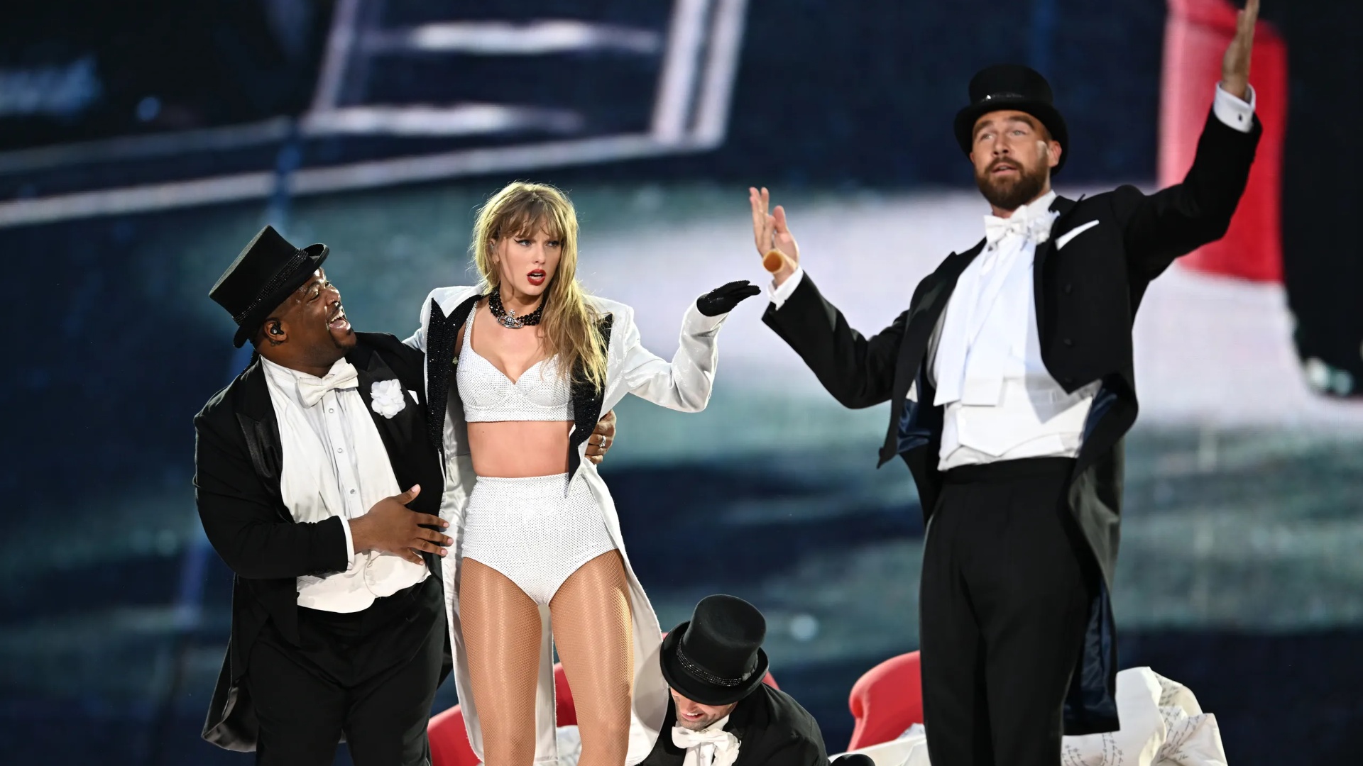 Lëvizja e radhës befasuese e Taylor Swift ngjall pyetje rreth lidhjes së saj me Travis Kelce!