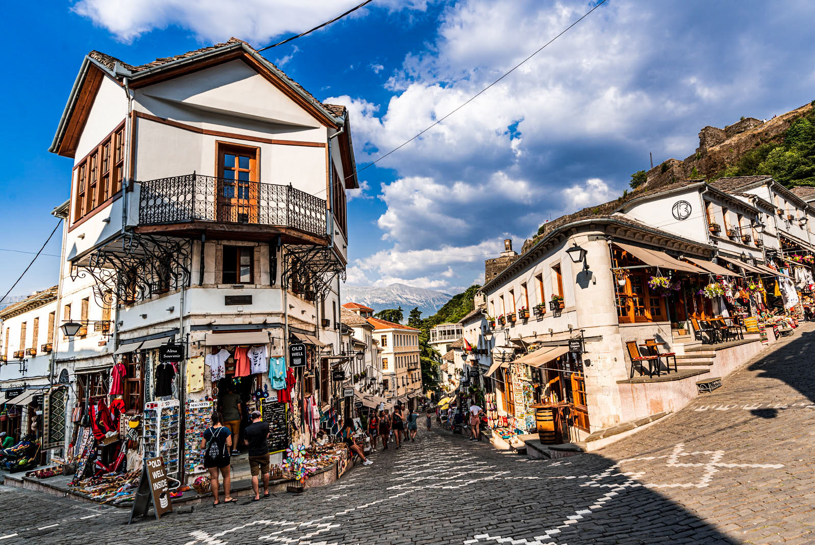 Me jehonën e isos e turistë nga gjithë bota, Rama ndan pamje nga Gjirokastra!