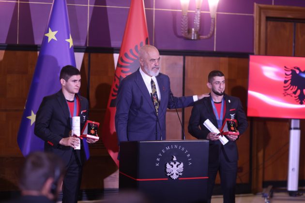 Rama u dorëzon Medaljen e Mirënjohjes dy medalistëve Olimpikë, Valiev e Dudaev!