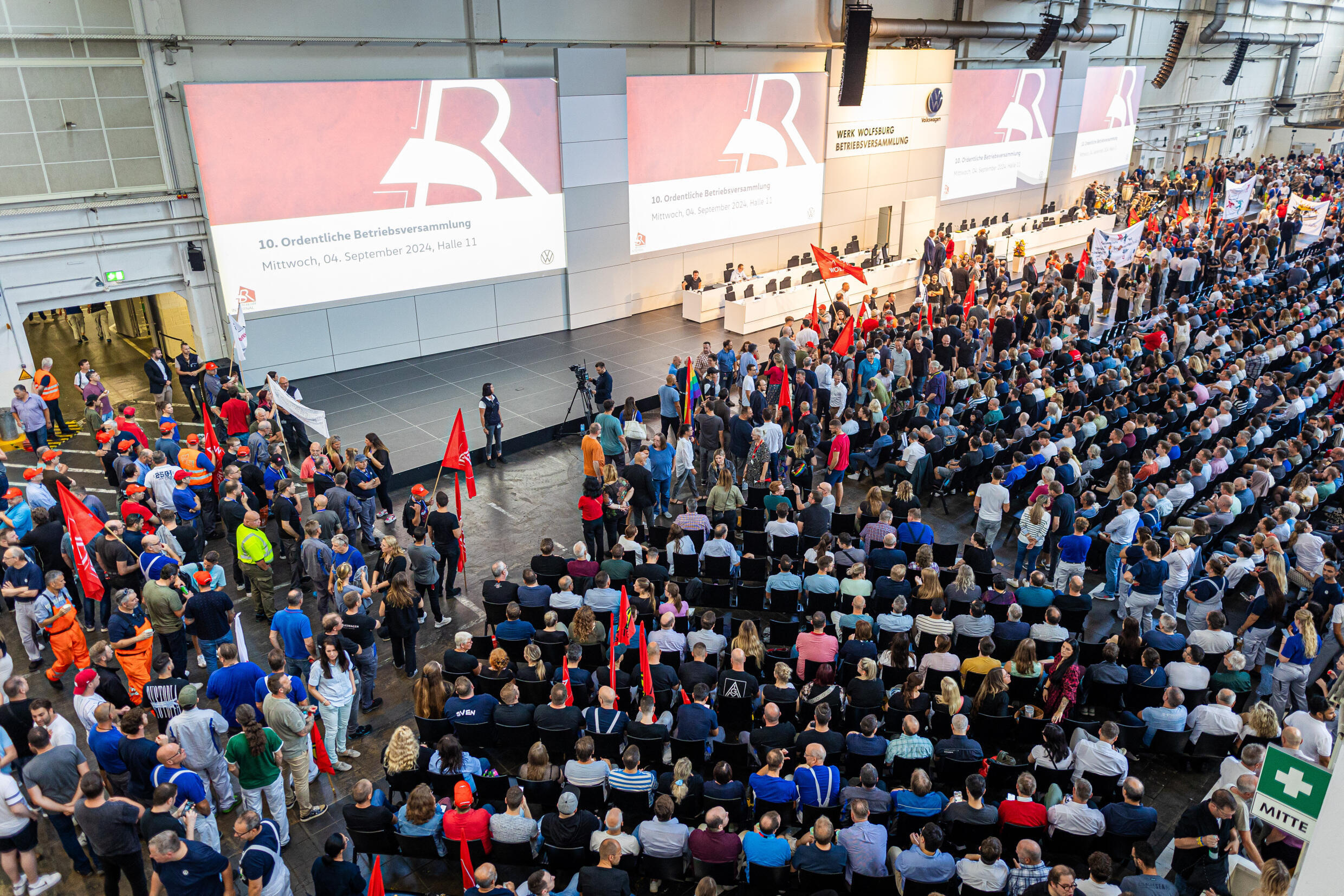 Rreth 16,000 punëtorë të Volkswagen protestojnë pas lajmit për mbylljen e fabrikës!