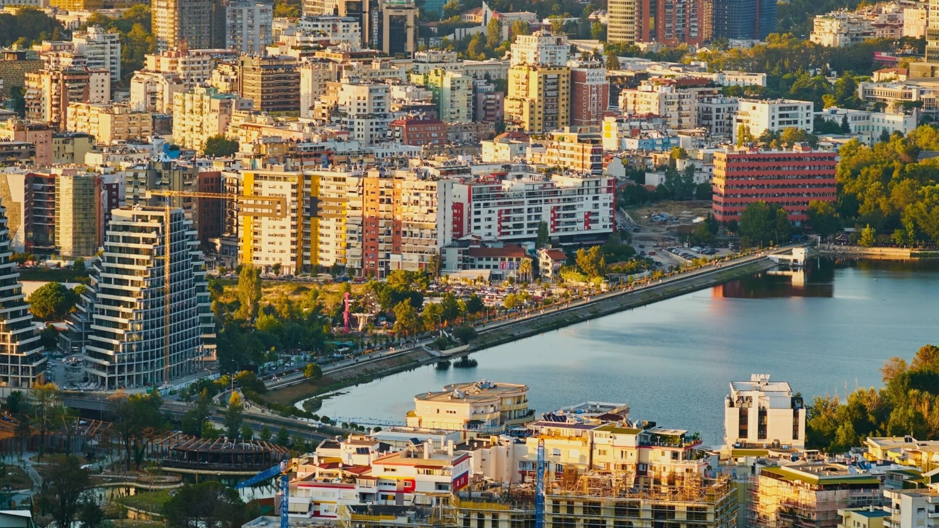 Shitjet e pronave ranë, por kullat në Tiranë rritën çmimet