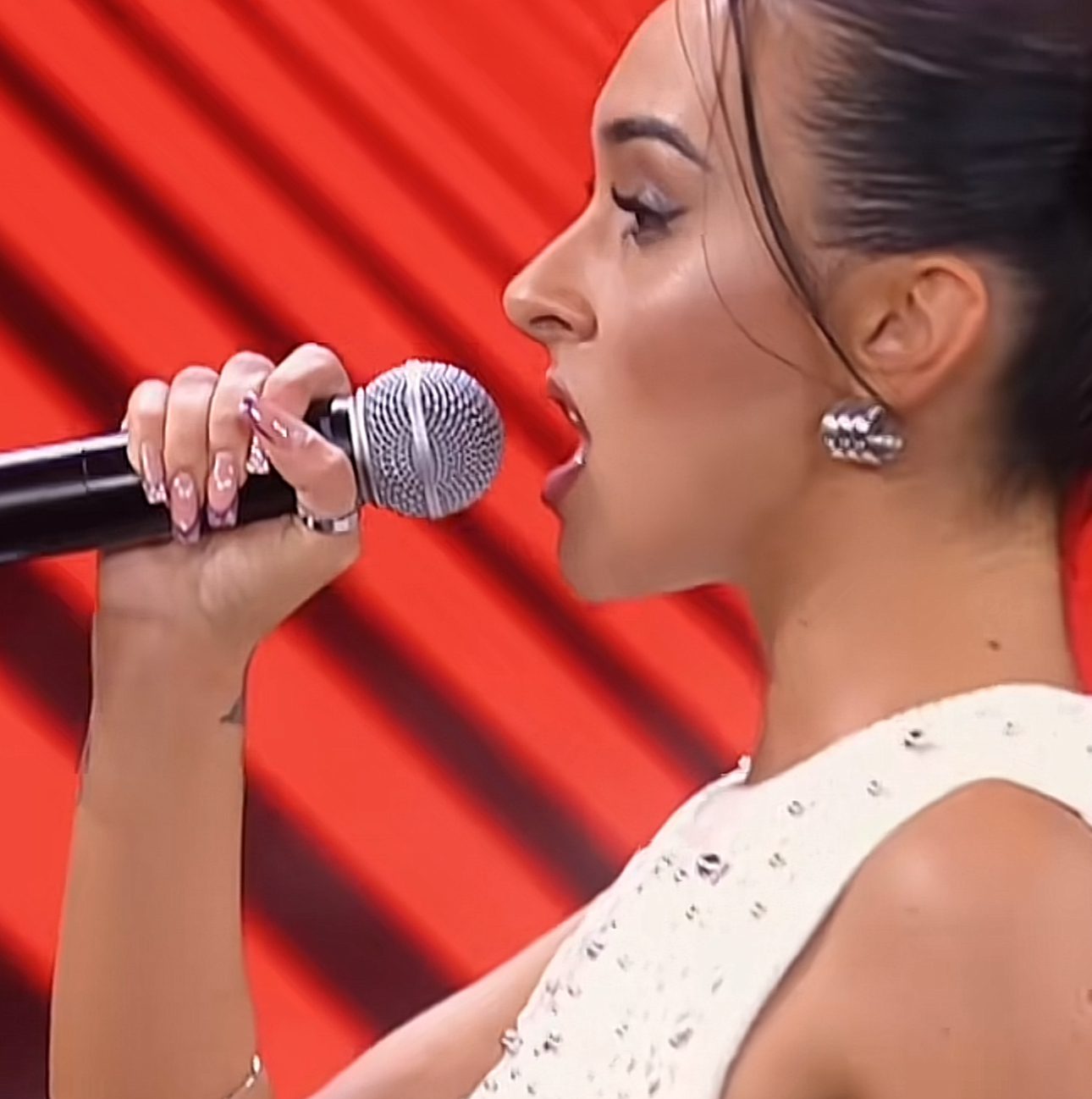 Shqiptarja Laura Fetahu lë pa fjalë jurinë e “X Factor” në Itali