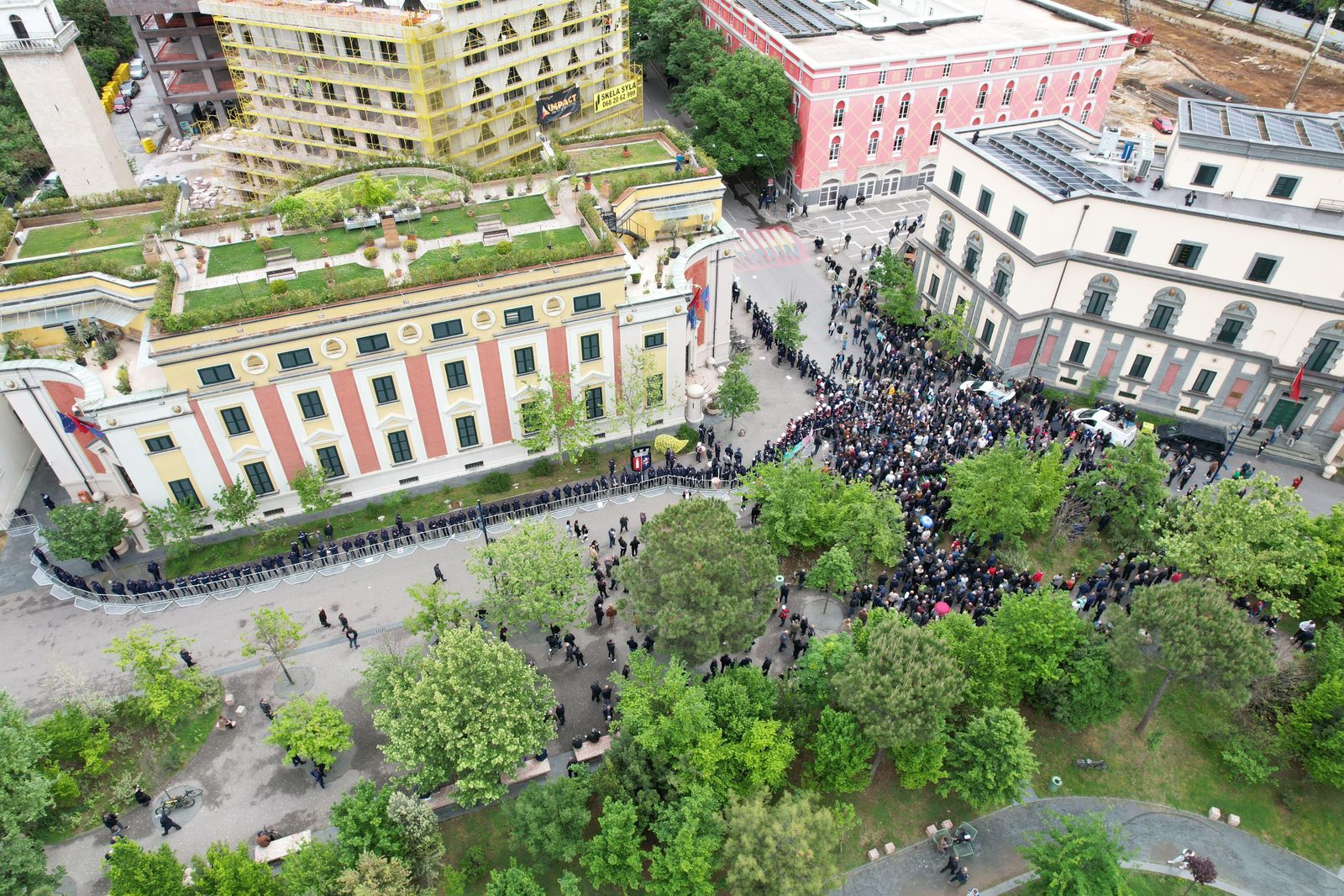 Sot protesta e opozitës para Bashkisë Tiranë/Bllokohen disa rrugë!