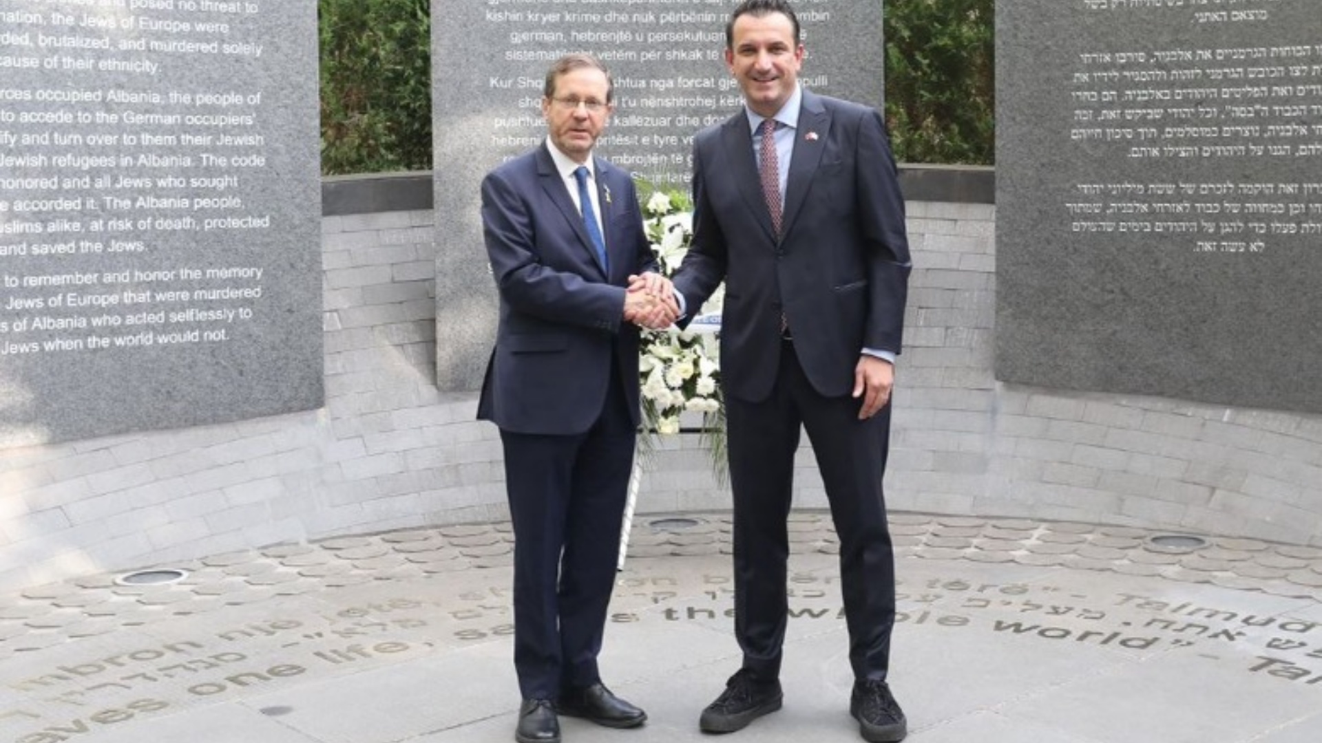 Veliaj dhe Presidenti i Izraelit, në Memorialin e Holokaustit në Tiranë!