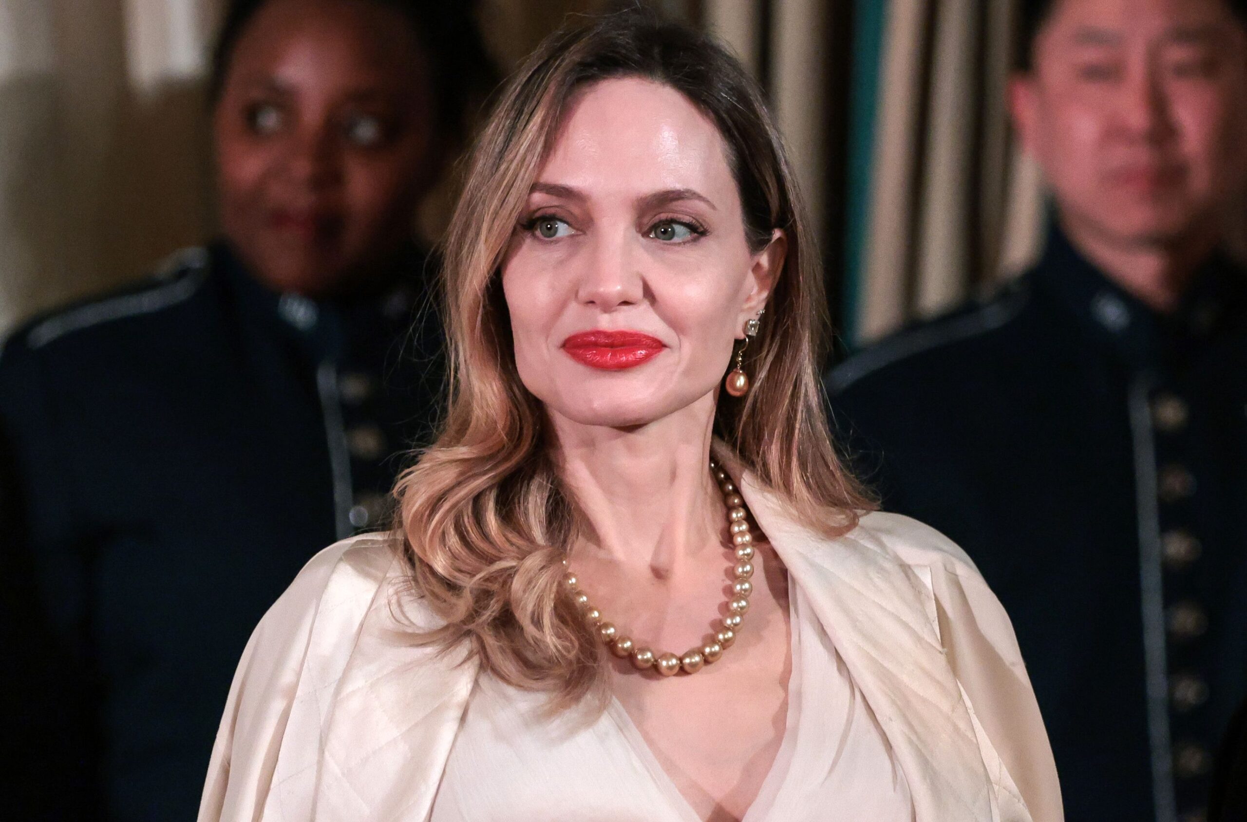 “Më kanë tradhtuar…”/Angelina Jolie thotë se nuk ka shumë miq të ngushtë!