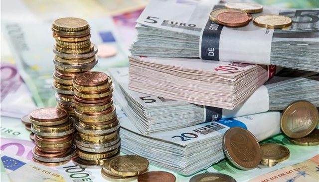 Çfarë po ndodh me tregun valutor? Ja me sa po këmbehen euro, dollari dhe monedhat e tjera