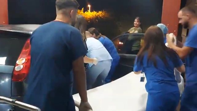 Ngeci në trafik nga protesta, nëna e re lind fëmijën në makinë (Video)