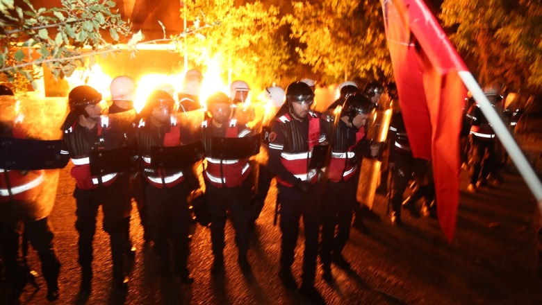 Pamje të rënda/ Digjet nga molotovi në protestë babai i aktores shqiptare