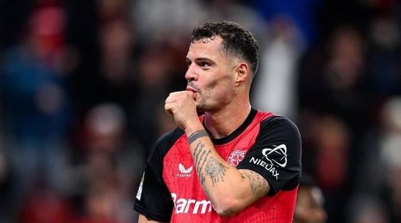 Granit Xhaka e zbulon gjatë ndeshjes; baba për herë të tretë!