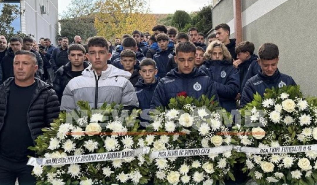 Me lule e kurora në duar, shokët e skuadrës përcjellin në banesën e fundit Martin Canin