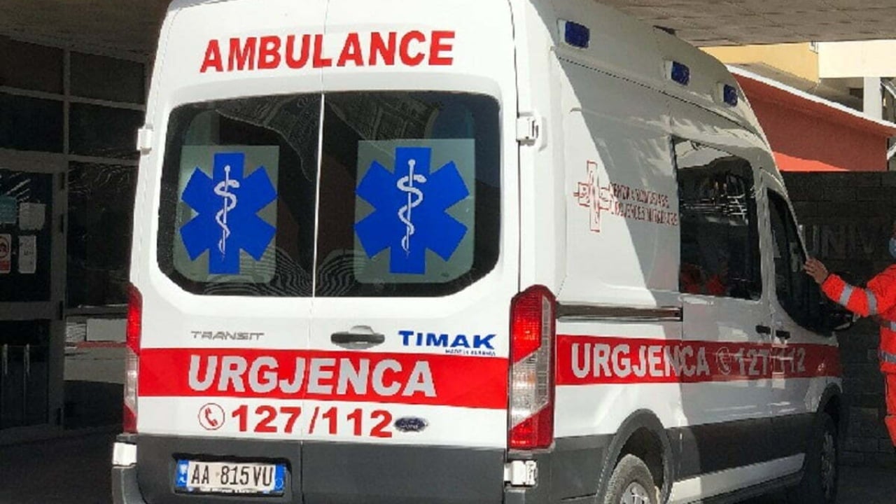 Tjetër rast i rëndë/ 17-vjeçari godet me thikë bashkëmoshatarin, përfundon në spital